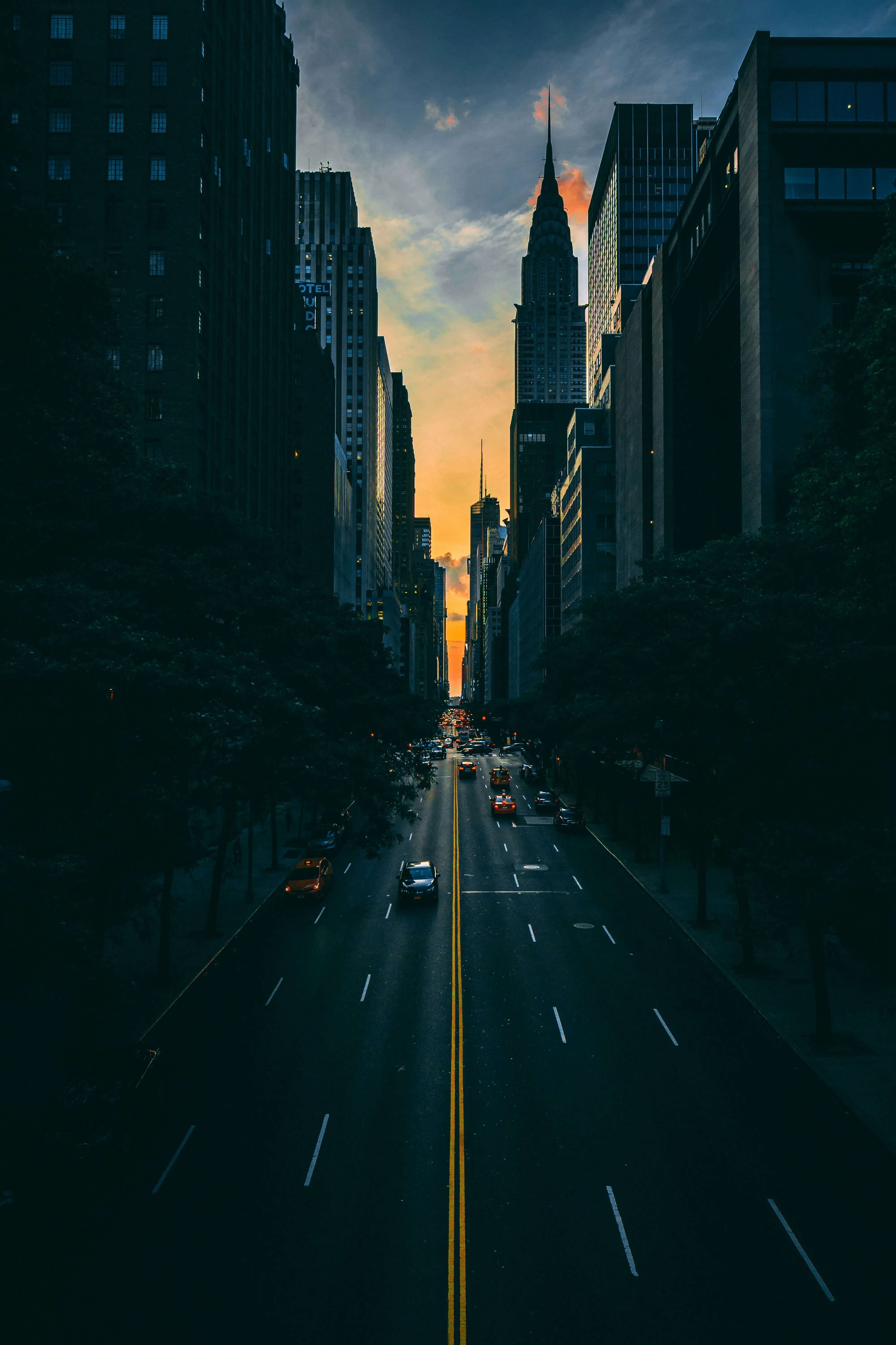 感謝の気持ちを表現する人物